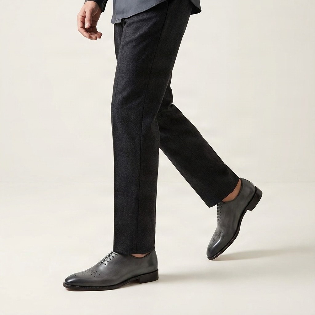 Men's leather brogues medallion in grey