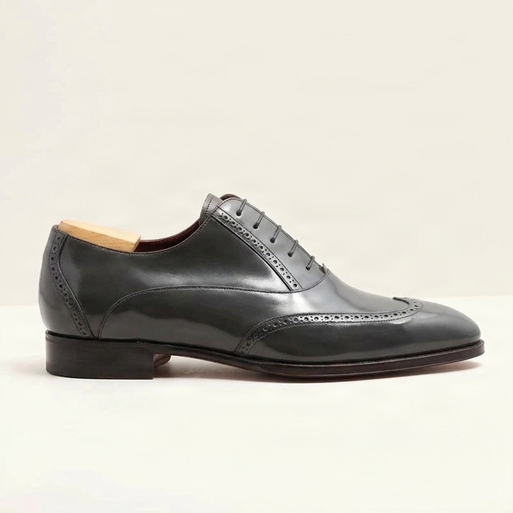 Men's leather wingtip brogues in grey